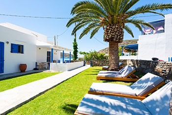 Chaises longues confortables dans le jardin de Kalypso à Sifnos