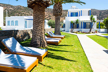 Chaises longues confortables dans le jardin de Kalypso à Sifnos