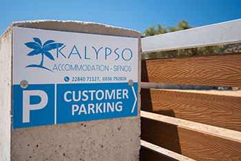 L'espace de stationnement de l'hébergement Kalypso à Vathi de Sifnos