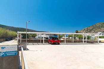 Το πάρκινγκ των καταλυμάτων Καλυψώ στο Βαθύ της Σίφνου