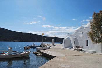 Το γραφικὀ λιμανἀκι του Βαθιοὐ